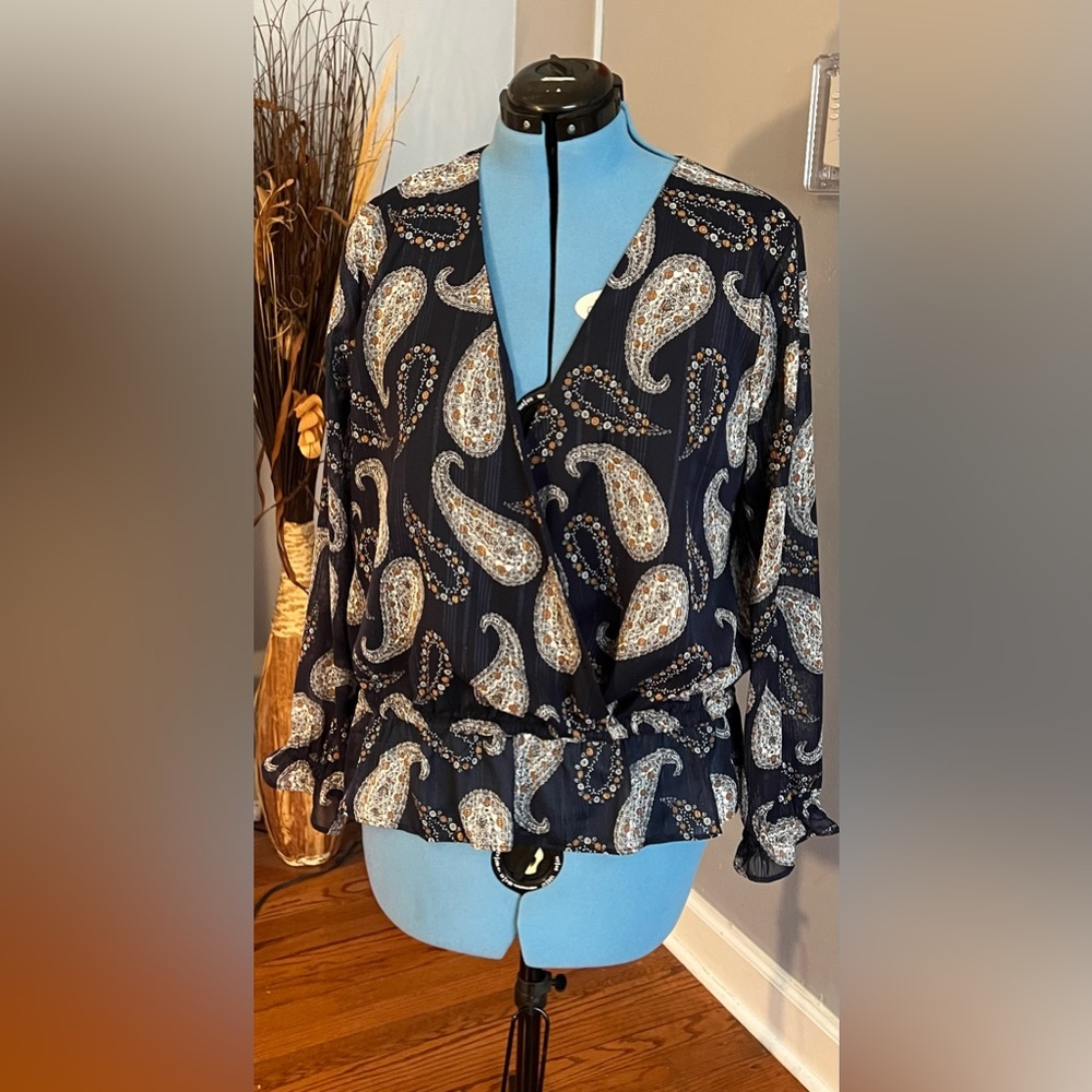 PAISLEY RUCHED LONG SLEEVE PEASANT BLOUSE Navy Blue Top with Silver Accent EUC
